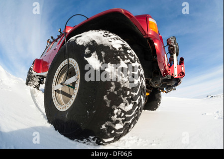 I pneumatici a palloncino su una super jeep in un paesaggio invernale, ghiacciaio Vatnajoekull, islandese Highlands, Islanda, Europa Foto Stock