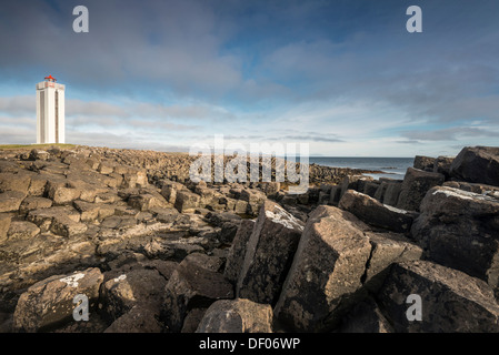 Kálfshamar o Kálfshamarsviti faro, roccia basaltica, Skagi Penisola, Norðurland vestra, Northwest Islanda Islanda Foto Stock