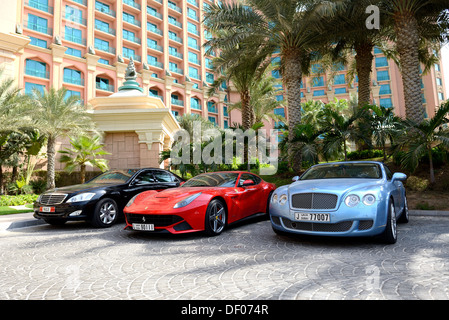 L'Atlantis Palm hotel e limousine. Si trova sull'isola artificiale Palm Jumeirah, Dubai, UAE Foto Stock