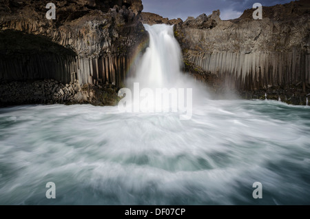 Cascata Aldeyjarfoss sul fiume Skjálfandafljót, Sprengisandur highland road, altipiani di Islanda, Islanda, Europa Foto Stock