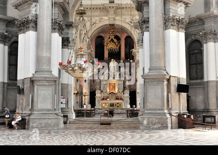 Vista interna dell'altare, la Chiesa di Santa Maria della Salute chiesa, Venezia, Veneto, Italia, Europa Foto Stock