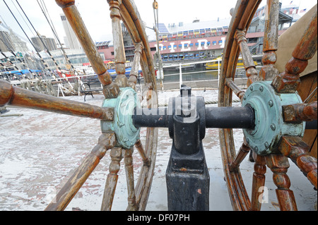 Il South Street Seaport Museum di nave a vela di Pechino, aveva una doppia ruota per permettere a due uomini per governare la nave simultaneamente. Foto Stock