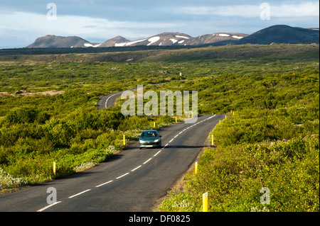 Automobile che viaggia sulla strada attraverso il Þingvellir o Thingvellir National Park, Golden Circle, Suðurland, Sud Islanda Foto Stock