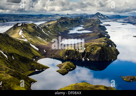 Vista aerea, Lago Langisjór, montagne di muschio, altopiani, Islanda, Europa Foto Stock