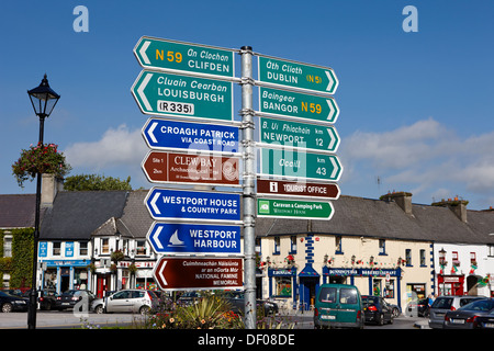 Varie direzione strada segni in Westport County Mayo Repubblica di Irlanda Foto Stock