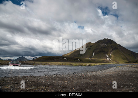 Jeep o SUV attraversando una Ford, Innri-Emstruá River, islandese Highlands, Islanda, Europa Foto Stock