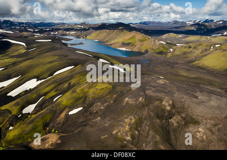 Vista aerea, Lago Skyggnisvatn, moss-coperto il paesaggio con le montagne coperte di neve, islandese Highlands, Islanda, Europa Foto Stock