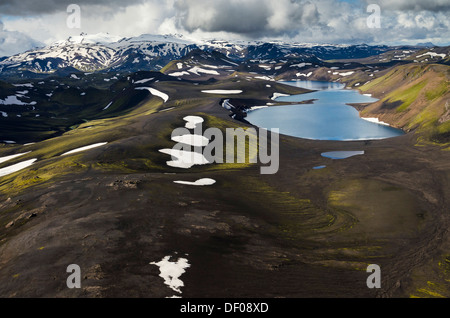 Vista aerea, Lago Skyggnisvatn, moss-coperto il paesaggio con le montagne coperte di neve, islandese Highlands, Islanda, Europa Foto Stock