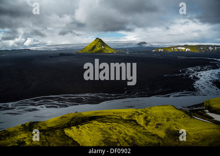 Vista aerea, moss-coperto Maelifell Mountain, nero sabbia del deserto Maelifellssandur, islandese Highlands, Islanda, Europa Foto Stock