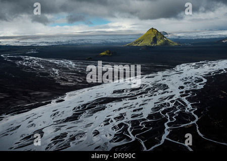 Vista aerea, moss-coperto Maelifell Mountain, nero sabbia del deserto Maelifellssandur, islandese Highlands, Islanda, Europa Foto Stock
