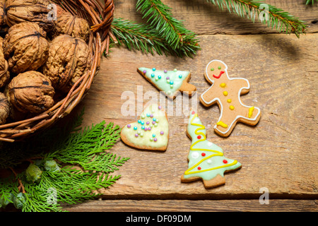 Noci e gingerbread cookies per Natale Foto Stock