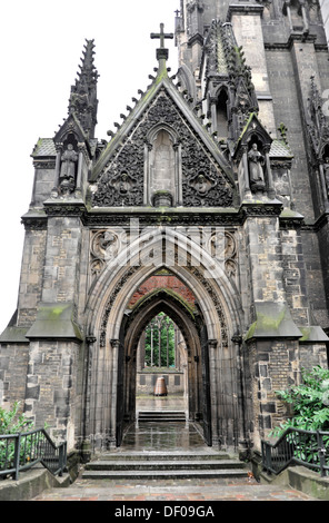 Portale di ingresso alla St Nikolai Memorial Church, città anseatica di Amburgo Foto Stock