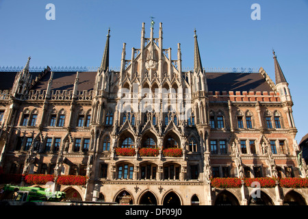 Il municipio nuovo Neues Rathaus sulla piazza centrale Marienplatz a Monaco di Baviera, Germania Foto Stock