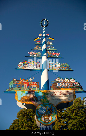 Maypole il Viktualienmarkt, food market square a Monaco di Baviera, Germania Foto Stock