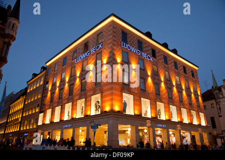 Department store Ludwig Beck in Marienplatz a Monaco di notte, Baviera, Germania Foto Stock