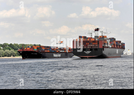 Incontro, a destra la APL QINGDAO nave portacontainer, 349 m lungo, costruito nel 2012, a sinistra la Seoul Express, 294 m di lunghezza, costruito nel 2000 Foto Stock