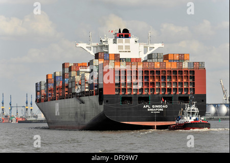 APL QINGDAO nave portacontainer, 349 m lungo, costruito nel 2012, arrivando, porto di Amburgo, Amburgo Foto Stock
