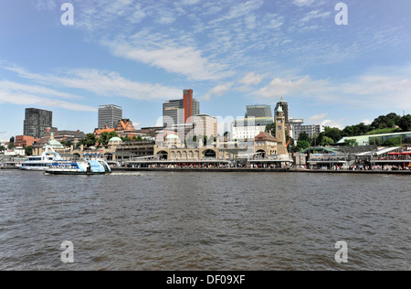 Amburgo è il porto all'atterraggio Landungsbruecken ponti, St. Pauli, Amburgo Foto Stock