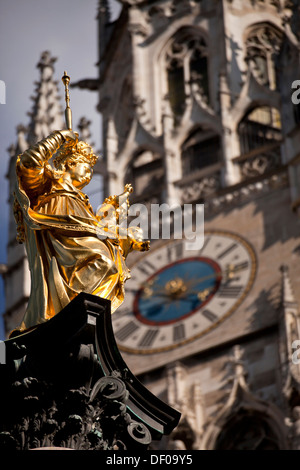 Vergine Maria in cima alla Mariensäule e il municipio nuovo Neues Rathaus sulla piazza centrale Marienplatz a Monaco di Baviera, Tedesco Foto Stock