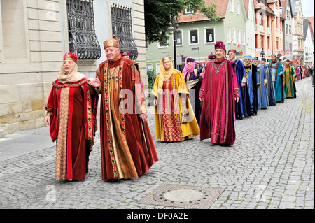 Processione delle reliquie con adoratori indossando vestiti tradizionali per la massa in Santa Croce Minster, Schwaebisch Gmuend Foto Stock
