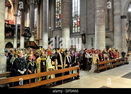 Processione delle reliquie con adoratori indossando vestiti tradizionali durante la messa in Santa Croce Minster, Schwaebisch Gmuend Foto Stock