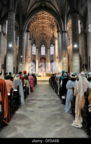 Processione delle reliquie con adoratori indossando vestiti tradizionali durante la messa in Santa Croce Minster, Schwaebisch Gmuend Foto Stock