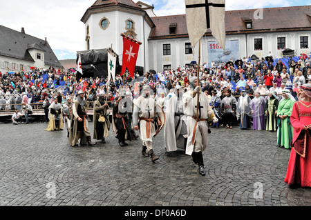 Processione delle reliquie inserendo l'arena sulla piazza Johannesplatz, Schwaebisch Gmuend, 08/07/2012, 850 anni Gmuend Foto Stock