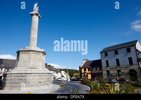 L'ottagono con la statua di san patrizio westport County Mayo Repubblica di Irlanda Foto Stock