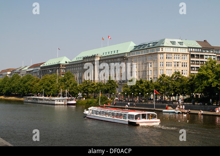 Viste sulla rive del lago Alster su Hapag-Lloyd-Haus sede, Amburgo Foto Stock