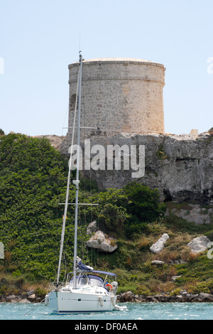 Pietra di torre di difesa di una vecchia fortezza britannica alla fine della ripida costa di La Mola nel porto naturale di Mao, Mahon Foto Stock