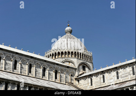 Vista verso la cupola della cattedrale di Pisa, Sito Patrimonio Mondiale dell'UNESCO, Pisa, Toscana, Italia, Europa Foto Stock