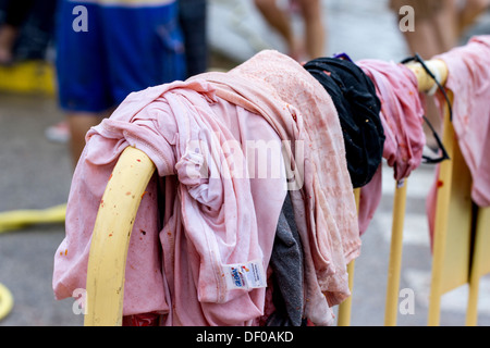 Sporco colorate magliette da tomatina Foto Stock