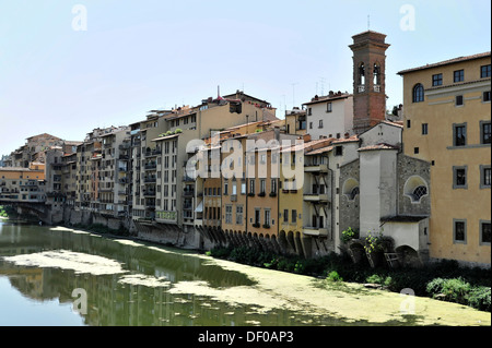 Edifici lungo il fiume Arno, Firenze, Toscana, Italia, Europa Foto Stock