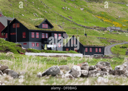 Casa in legno con un tetto di erba, Kirkjubour, Streymoy Isola, Isole Faerøer, Danimarca, Atlantico del Nord, Nord Europa, Europa Foto Stock