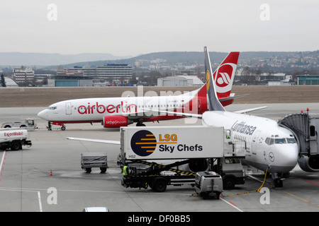 Un Lufthansa D-ABIH Boeing 737-500 poco dopo lo sbarco nella parte anteriore e un'airberlin D-AGER Boeing 737-700 poco prima di prendere Foto Stock