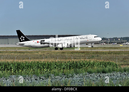 La Turkish Airlines TC-OCR Airbus A321 l'atterraggio all'Aeroporto di Stoccarda Stoccarda, Baden-Wuerttemberg Foto Stock