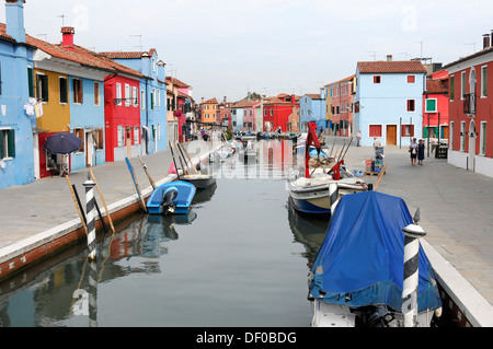 Colorfully case dipinte, barche nel canale di Burano, Burano, isola della laguna veneta, Venezia, Veneto, Italia, Europa Foto Stock