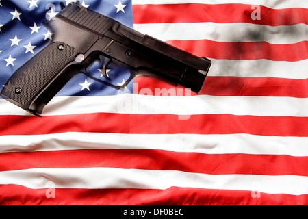 Pistola e bandiera americana. Il controllo dell'arma concetto. Foto Stock