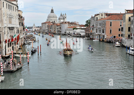 Festival in Gondola a Venezia, Regata Storica 2012, il corteo storico di imbarcazioni storiche attraverso il Grand Canal, Venezia, Veneto Foto Stock