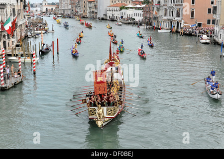 Festival in Gondola a Venezia, Regata Storica 2012, il corteo storico di imbarcazioni storiche attraverso il Grand Canal, Venezia, Veneto Foto Stock