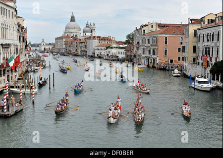 Festival in Gondola a Venezia, Regata Storica 2012, il corteo storico di imbarcazioni storiche attraverso il Grand Canal, Venezia, Veneto Foto Stock