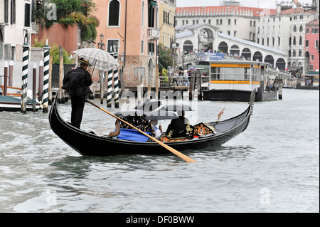 Gondola sul Canal Grande e il Ponte di Rialto sul retro, Venezia, Veneto, Italia, Europa Foto Stock