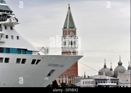 Lo splendore dei mari, una nave da crociera, costruito nel 1996, 264.26 m, 2076 passeggeri, uscire, Venezia, Veneto, Italia, Europa Foto Stock