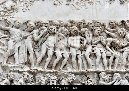 Vista in dettaglio di un bassorilievo in cima al quarto pilastro raffigurante il giorno del giudizio, che mostra la scelta di pochi, 'Gli Eletti" Foto Stock