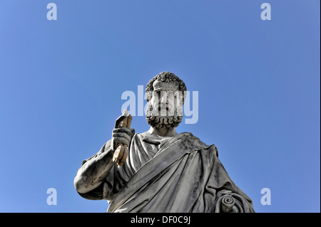 Statua di Petrus, San Pietro, con chiave, di fronte alla Basilica di San Pietro e Piazza San Pietro, Centro Storico, Città del Vaticano, Italia Foto Stock