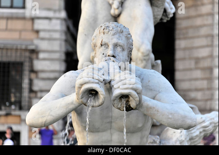 Triton per soffiatura in un guscio, la Fontana del Moro, la Fontana del Moro, Piazza Navona, Roma, Italia, Europa Foto Stock