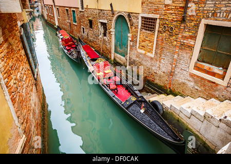 Gondole sul canale di Venezia Foto Stock