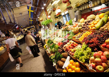 La frutta e le verdure fresche in vendita presso Östermalms Saluhall, Stoccolma, Svezia Foto Stock
