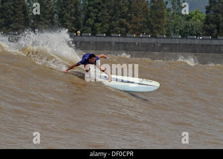 Qiantang, Cina. Xxv Sep, 2013. La seconda edizione di Red Bull Qiantang Shootout, la prima del suo genere surf contest che box squadre di surfers contro ogni altra sulla maggior parte onda insolita nel mondo. Concorso formato: 4 squadre di 2 surfers e la scelta delle attrezzature (lungo, breve, paipo, piano a mano, sup, mat). I compagni di squadra si alternano drop off sia da trainare in o fase off e spostare fuori dalla faccia di onda di attendere la fine della loro corsa si accoppia nel momento in cui essi si posizioni di interruttore e di essere sceso nella prossima occasione. © Jon Steele/A-Frame/ZUMAPRESS.com/Alamy Live News Foto Stock