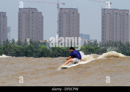 Qiantang, Cina. Xxv Sep, 2013. La seconda edizione di Red Bull Qiantang Shootout, la prima del suo genere surf contest che box squadre di surfers contro ogni altra sulla maggior parte onda insolita nel mondo. Concorso formato: 4 squadre di 2 surfers e la scelta delle attrezzature (lungo, breve, paipo, piano a mano, sup, mat). I compagni di squadra si alternano drop off sia da trainare in o fase off e spostare fuori dalla faccia di onda di attendere la fine della loro corsa si accoppia nel momento in cui essi si posizioni di interruttore e di essere sceso nella prossima occasione. © Jon Steele/A-Frame/ZUMAPRESS.com/Alamy Live News Foto Stock